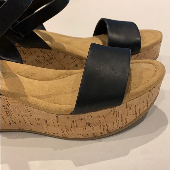 NWT DLG Wedge Sandals - Picture 7 of 7